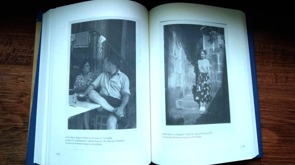 wnętrze książki , widzimy czarno białe fotografie na których są Zofia Hertz i Zygmint Hertz