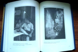 wnętrze książki , widzimy czarno białe fotografie na których są Zofia Hertz i Zygmint Hertz