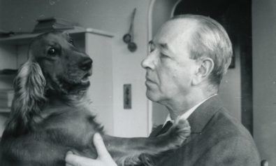 czarnobiałe zdjęcie na nim pies i Zygmunt Hertz