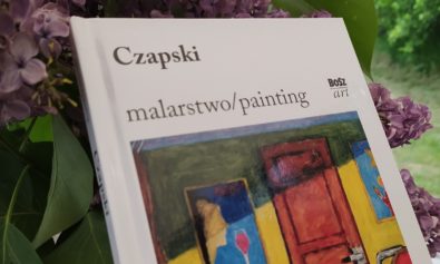 kolorowe zdjęcie z książką z reprodukcjami dzieł Czapskiego