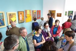 Kolorowe obrazy Czapskiego w Kordegardzie . Zwiedzający i obrazy