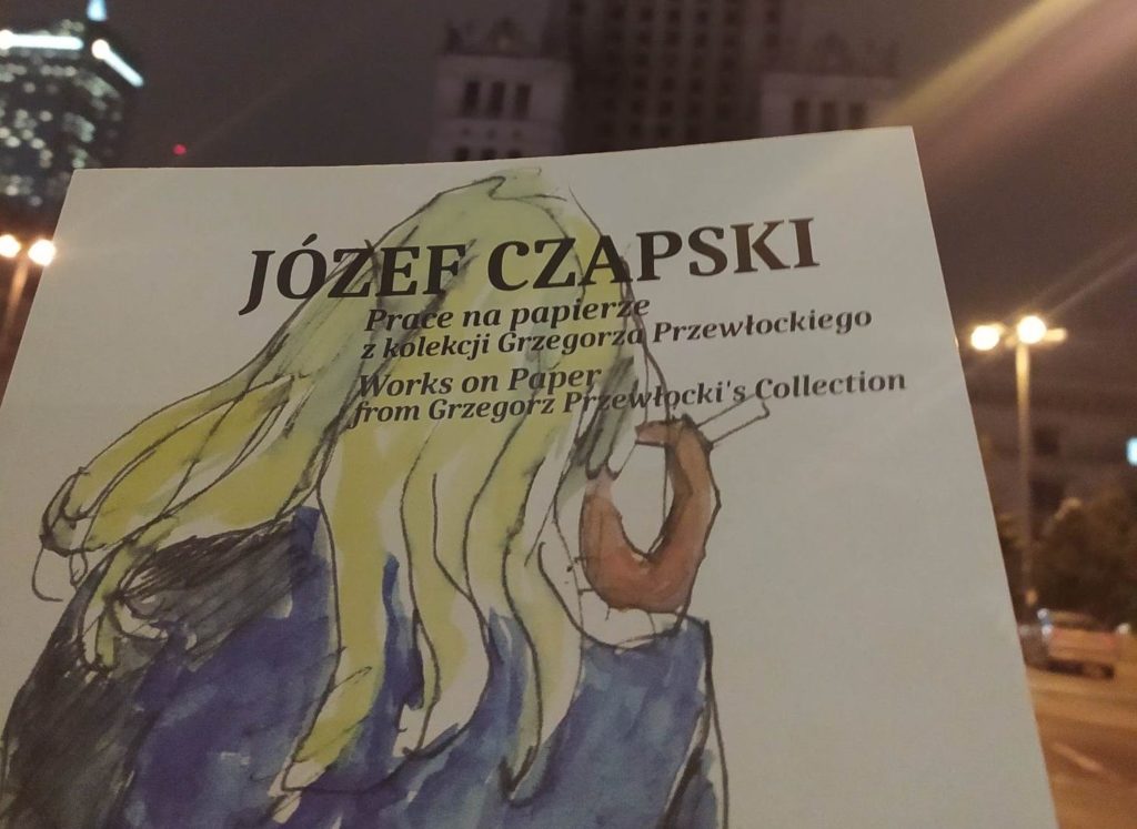 Zdjęcie kolorowe z katalogiem wystawy dzieł Józefa Czapskiego w Galerii aTAK