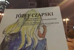 Zdjęcie kolorowe z katalogiem wystawy dzieł Józefa Czapskiego w Galerii aTAK