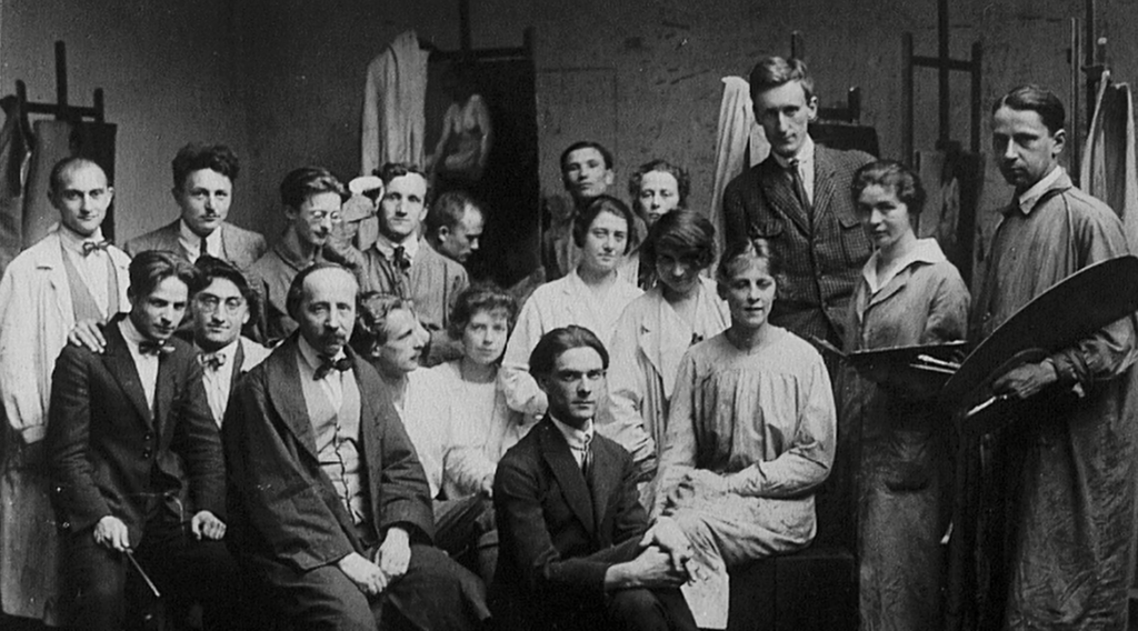 czarno białe zdjęcie, na nim grupa studentów akademii sztuk pięknych w krakowie, wśród nich kapiści