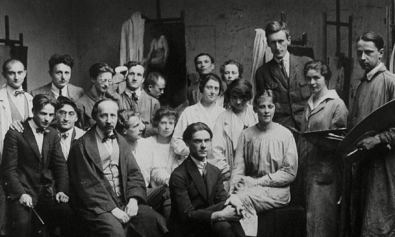 czarno białe zdjęcie, na nim grupa studentów akademii sztuk pięknych w krakowie, wśród nich kapiści